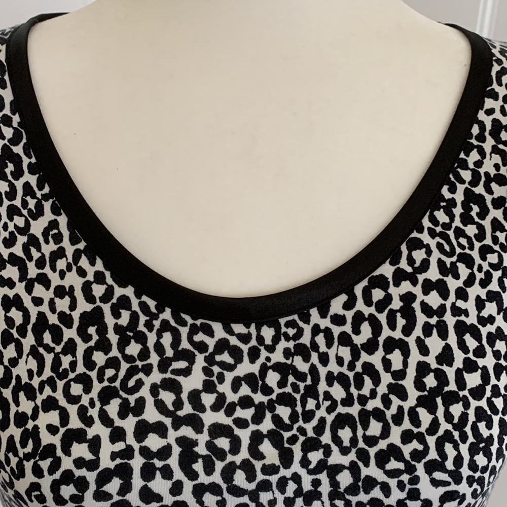 EUC  Banana republic luxe touch tee. Size medium - Picture 3 of 3